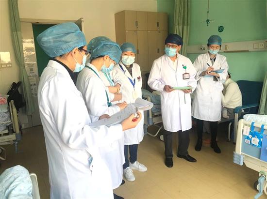 上海市儿童医院专家团队对青青开展治疗。上海市儿童医院供图